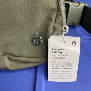 lululemon everywhere belt bag NWT Never Used Travel bag Fanny Pack 1L